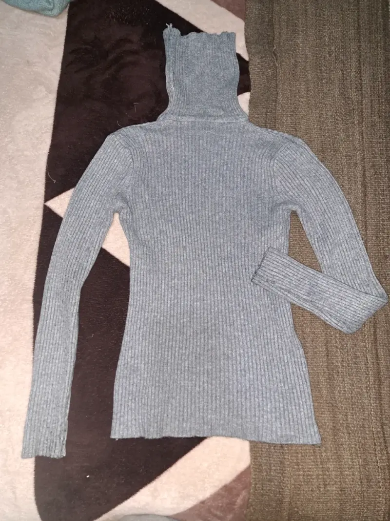 Suéter gris con cuello alto