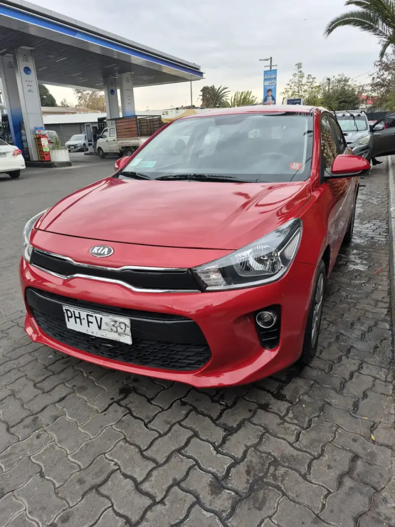 Kia rio 5 2021 rojo en buen estado - 1