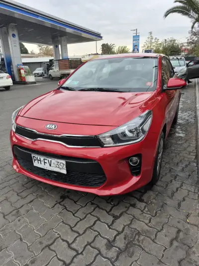 Kia rio 5  2021 rojo en buen estado - miniatura 1