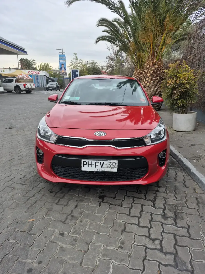 Kia rio 5 2021 rojo en buen estado - 2