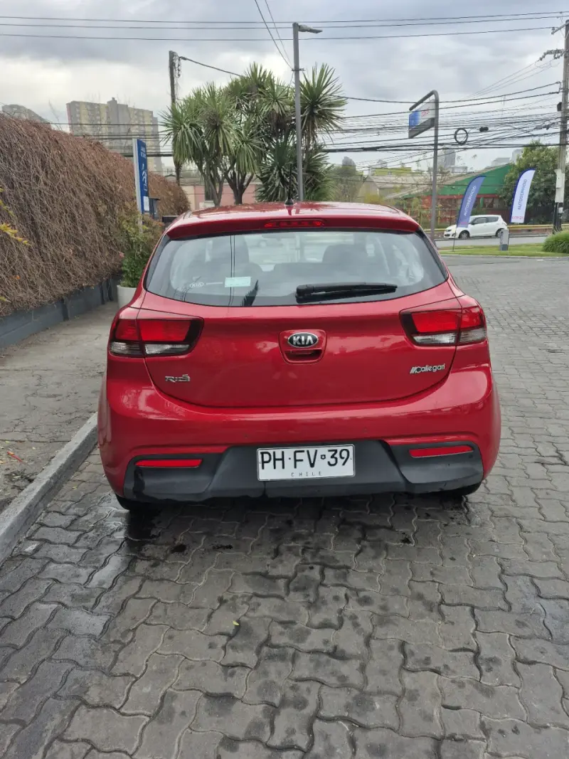 Kia rio 5 2021 rojo en buen estado - 3