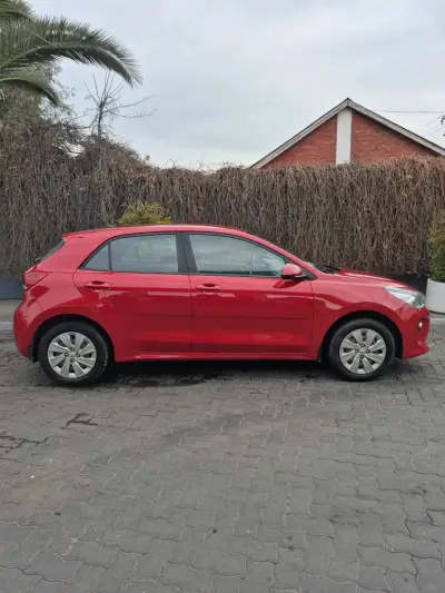 Kia rio 5  2021 rojo en buen estado - miniatura 4