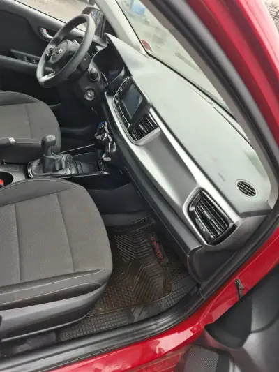 Kia rio 5  2021 rojo en buen estado - miniatura 5