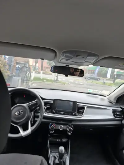 Kia rio 5  2021 rojo en buen estado - miniatura 6