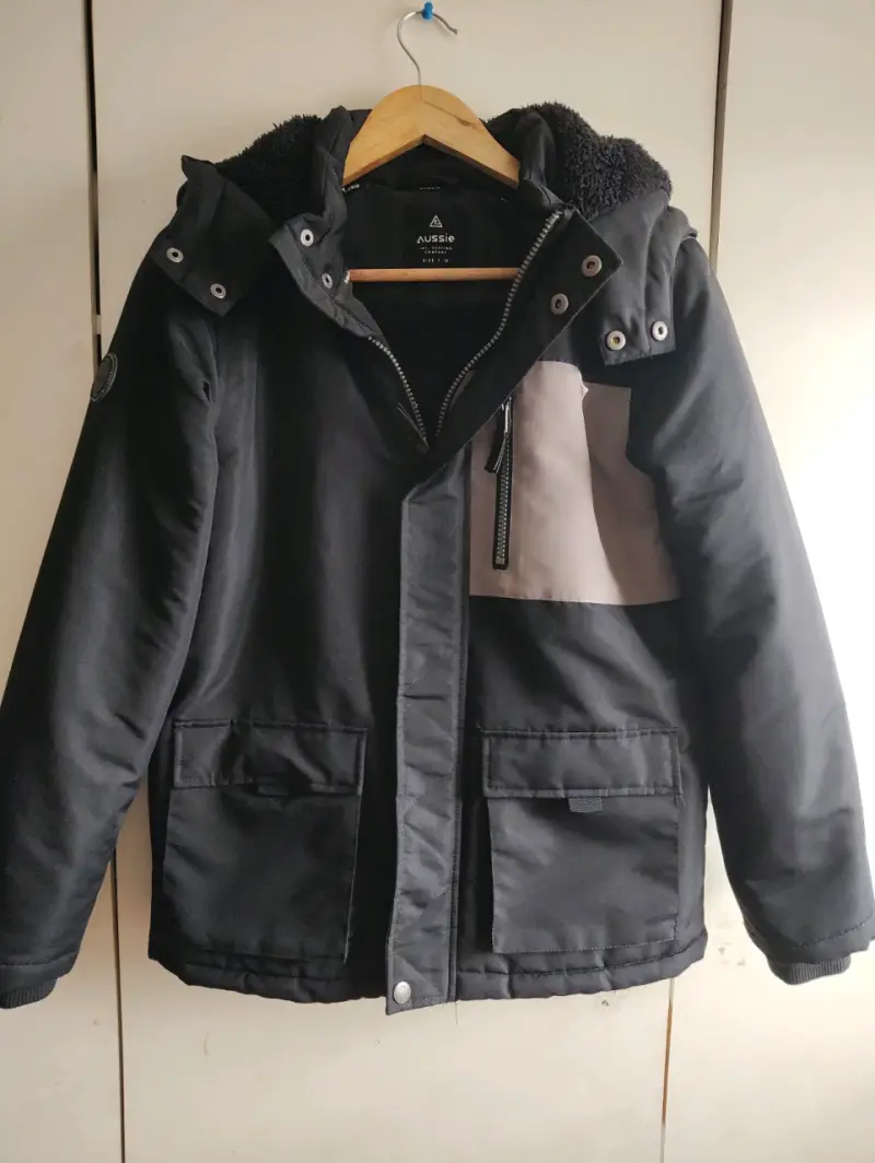 Parka negra con capucha