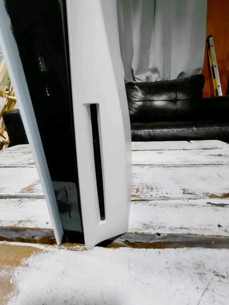 Consola de videojuegos blanca - 1