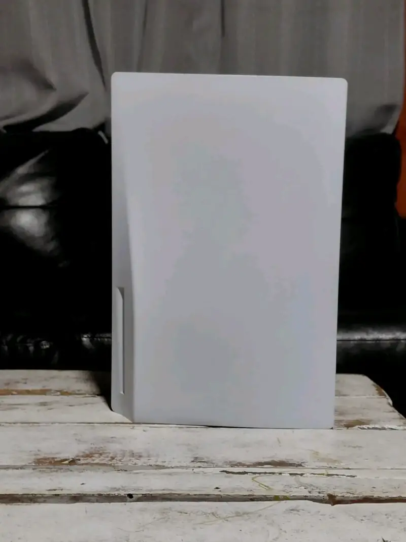 Consola de videojuegos blanca - 2