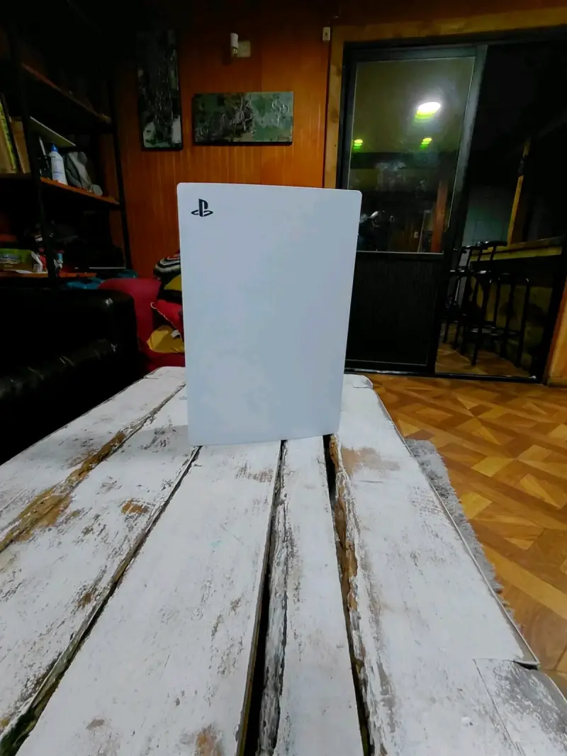 Consola de videojuegos blanca - 3