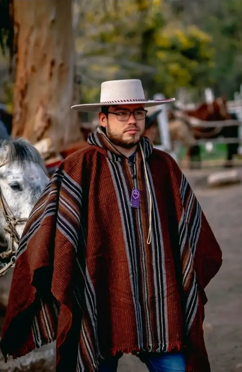 Poncho tradicional chileno marrón