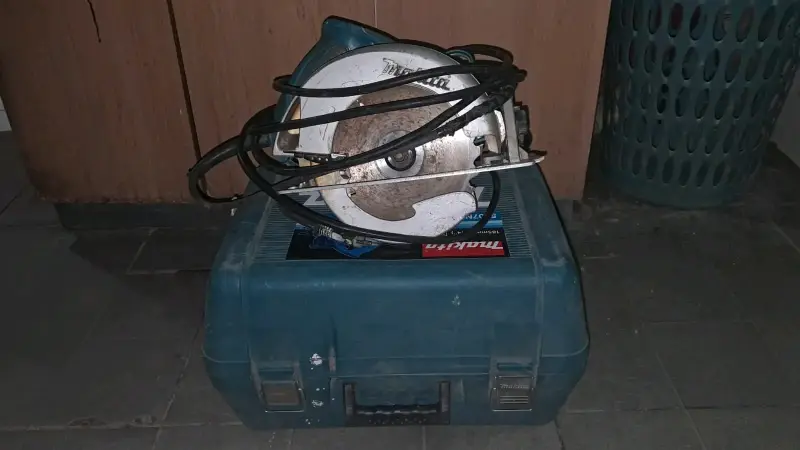 Sierra circular Makita con caja