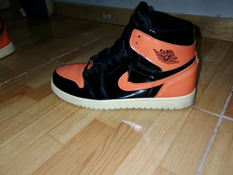 Zapatillas deportivas naranja y negro - 1