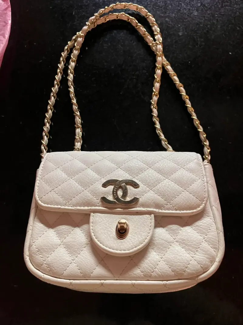 Cartera blanca acolchada con cadena Chanel - 1