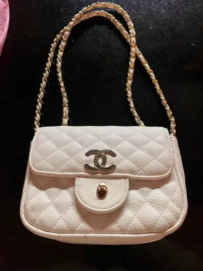 Cartera blanca acolchada con cadena Chanel - miniatura 1