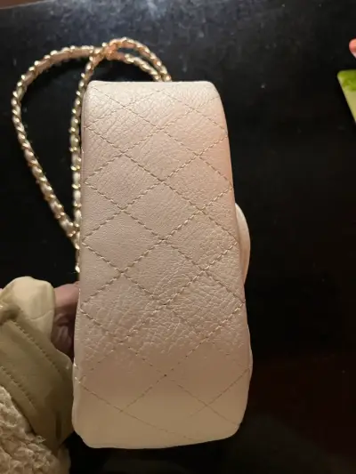 Cartera blanca acolchada con cadena Chanel - miniatura 3