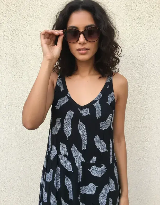 Vestido negro con estampado de plumas - 1