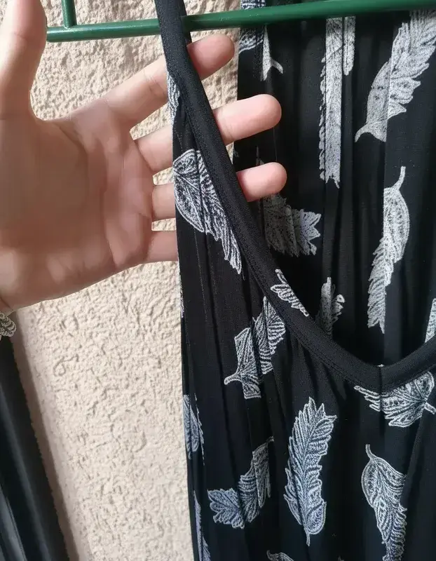 Vestido negro con estampado de plumas - 4