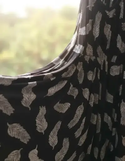 Vestido negro con estampado de plumas - miniatura 5
