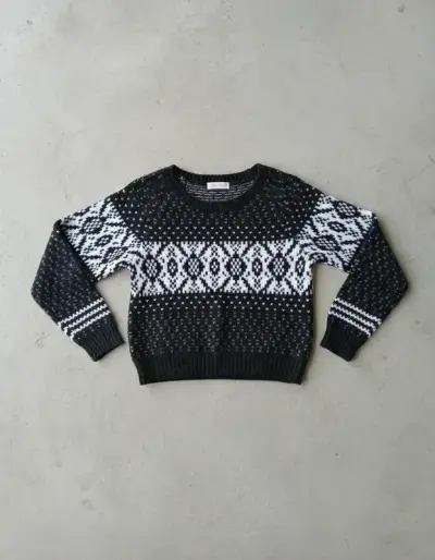 Suéter negro con patrón blanco - miniatura 3