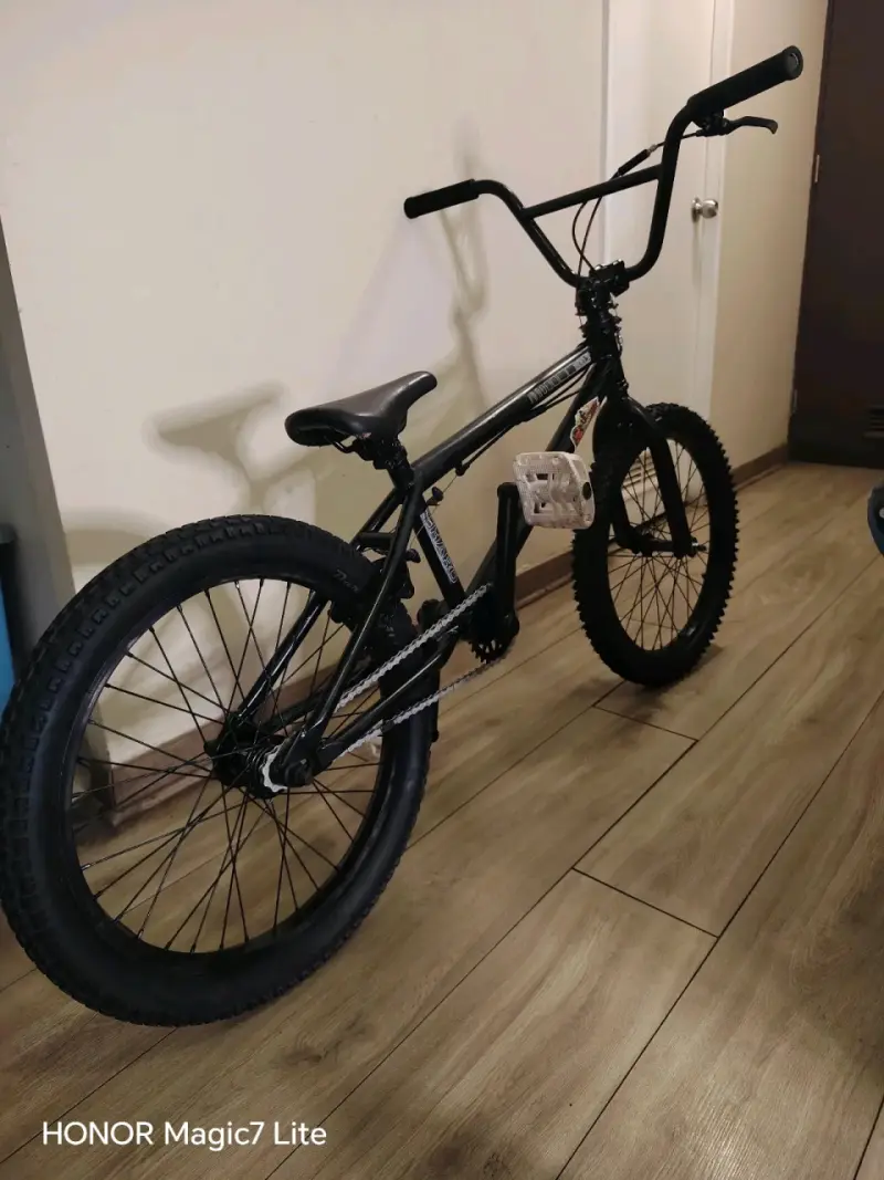 Bicicleta BMX negra - 1