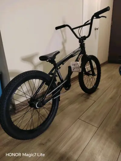 Bicicleta BMX negra - miniatura 1