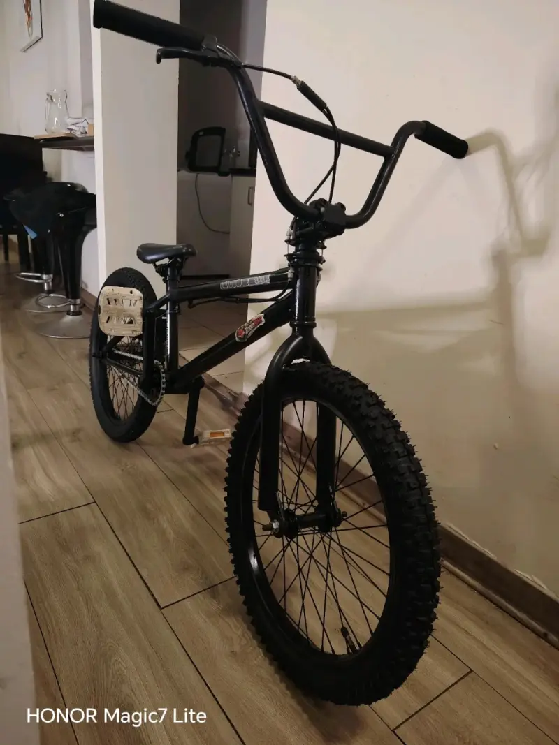 Bicicleta BMX negra - 2