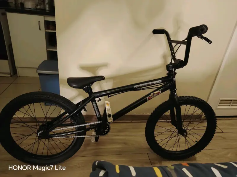 Bicicleta BMX negra - 3