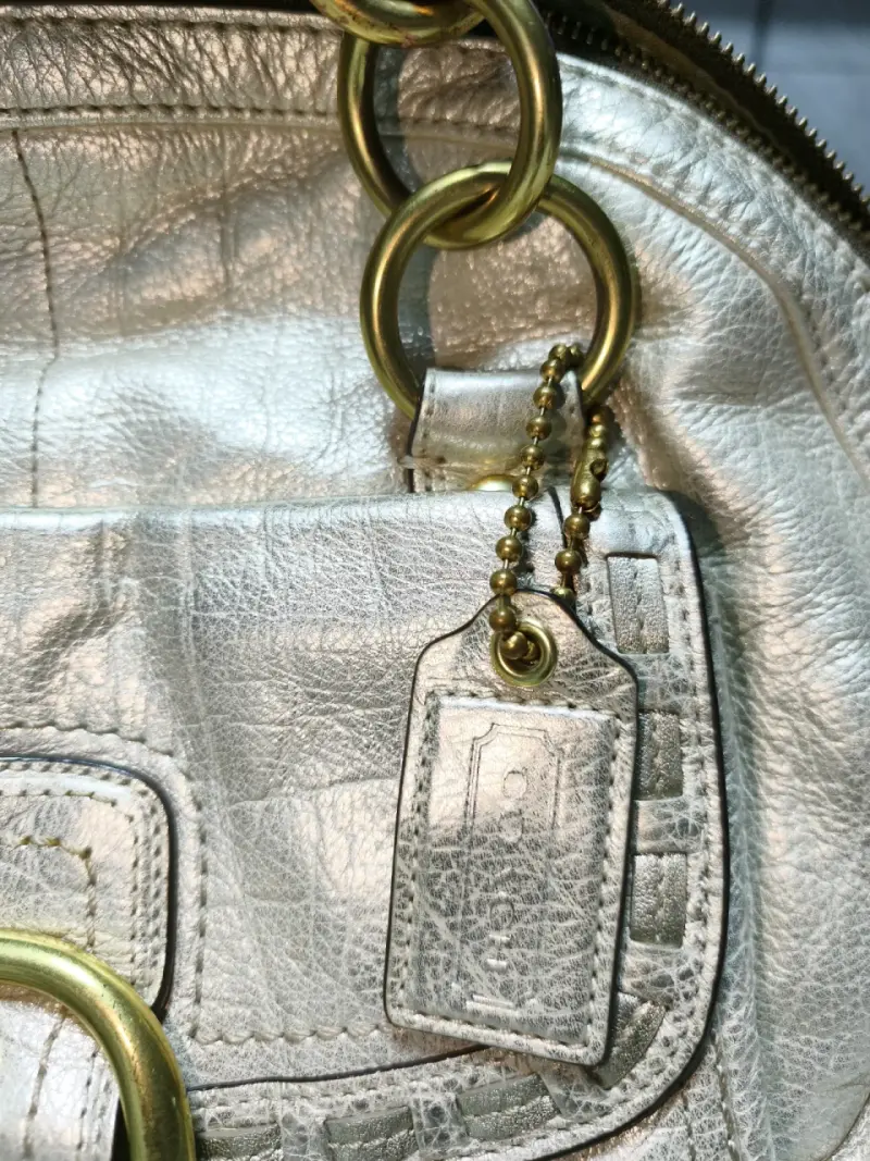 Cartera Coach de cuero y herrajes dorados - 3