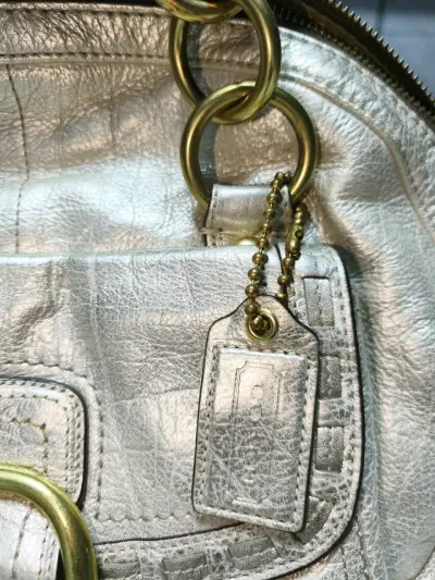 Cartera Coach de cuero y herrajes dorados - miniatura 3