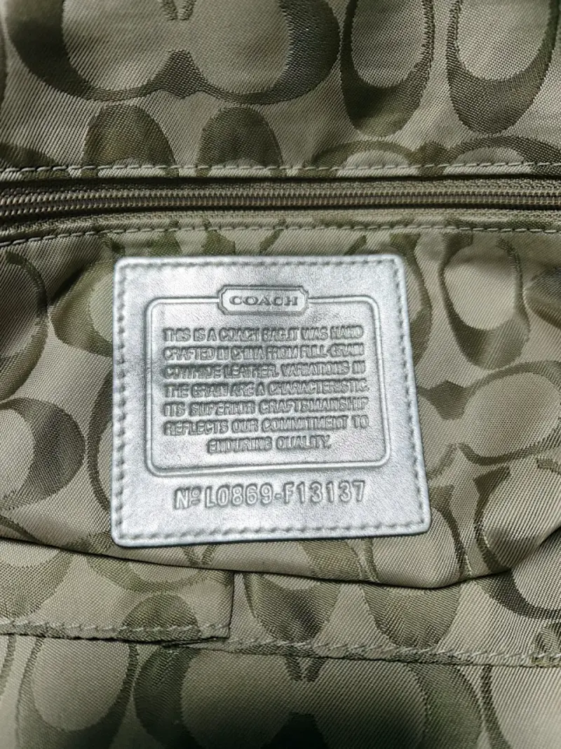 Cartera Coach de cuero y herrajes dorados - 6