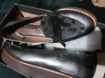Zapatos de cuero azul con diseño - miniatura 3