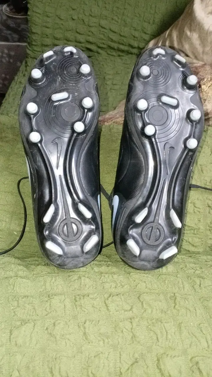Zapatos de fútbol negros con taches - 1
