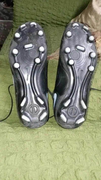 Zapatos de fútbol negros con taches - miniatura 1