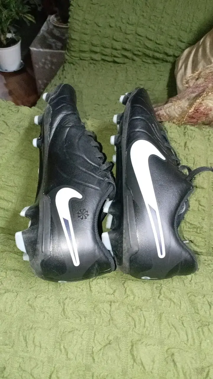Zapatos de fútbol negros con taches - 2