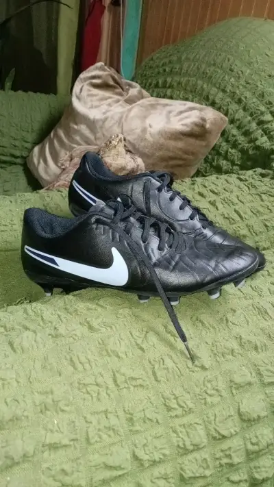 Zapatos de fútbol negros con taches - miniatura 3