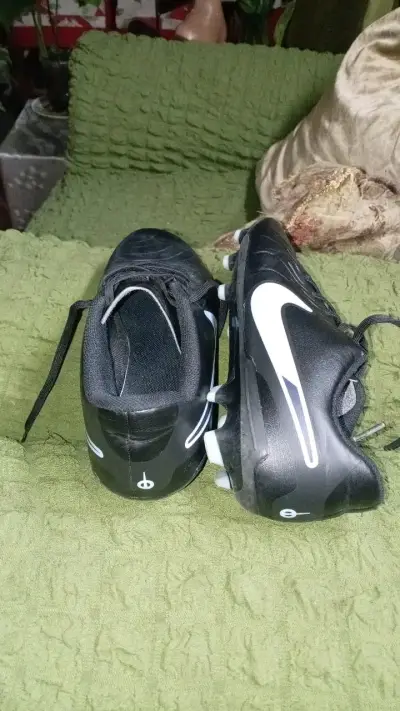 Zapatos de fútbol negros con taches - miniatura 4