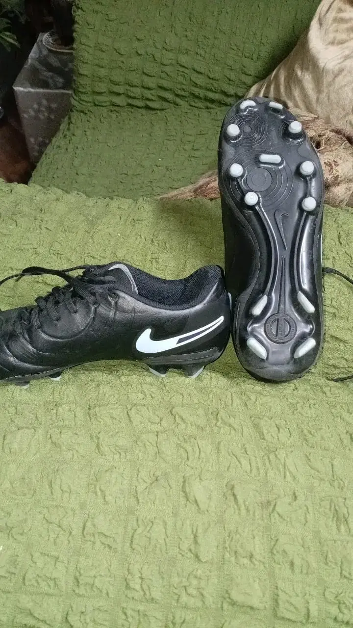 Zapatos de fútbol negros con taches - 5