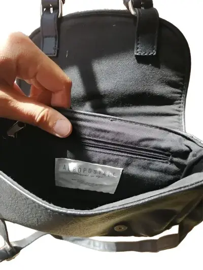 Cartera negra con tachas marca Aeropostale - miniatura 3