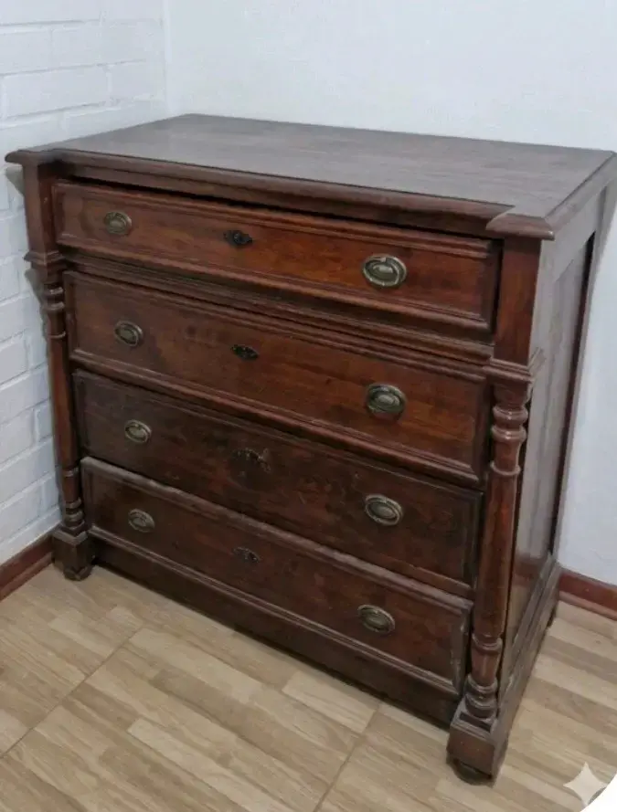 Cómoda de madera antigua