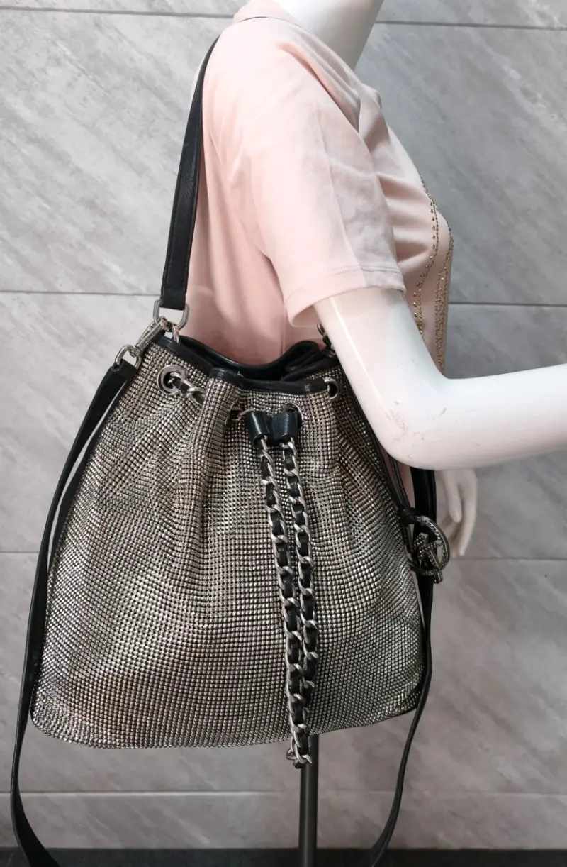 Michael Kors, cartera estilo bombonera. - 1