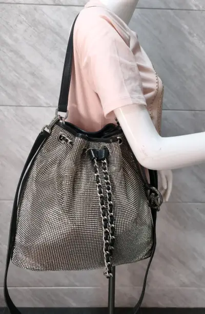 Michael Kors, cartera estilo bombonera. - miniatura 1