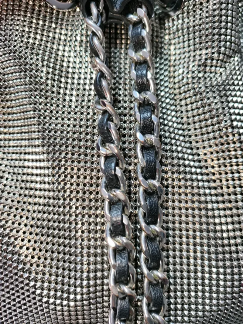 Michael Kors, cartera estilo bombonera. - 3