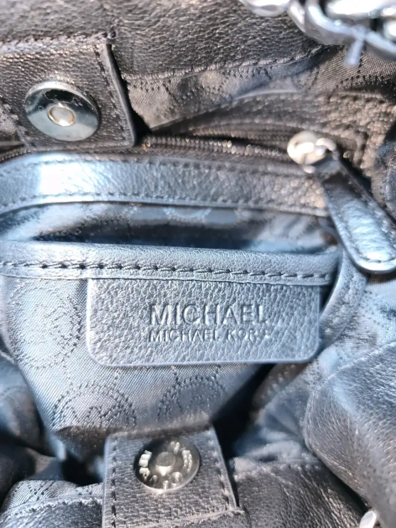 Michael Kors, cartera estilo bombonera. - 4