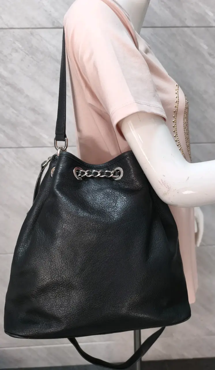 Michael Kors, cartera estilo bombonera. - 5