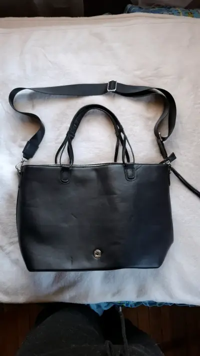 Cartera negra Alaniz con correa ajustable - miniatura 1