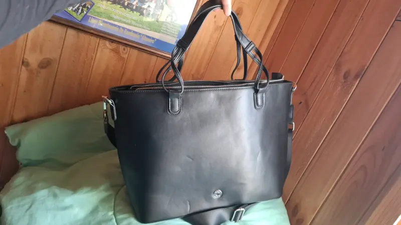 Cartera negra Alaniz con correa ajustable - 2
