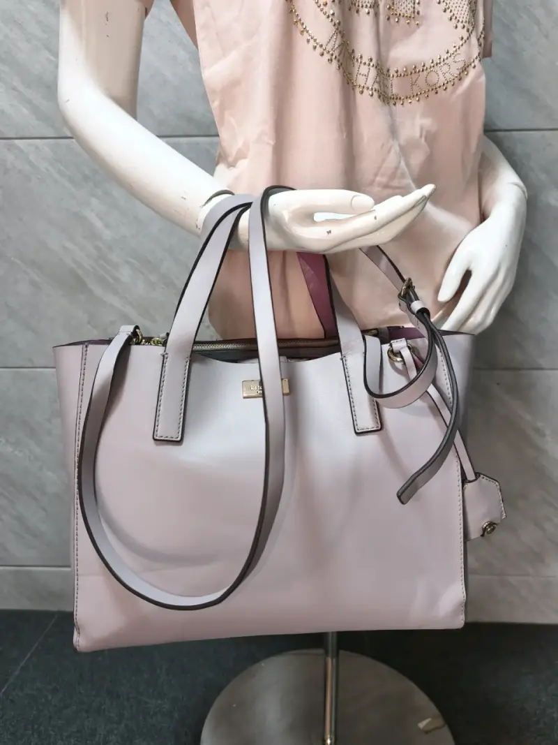 Cartera Kate Spade, lila pastel, excelente estado. - 1