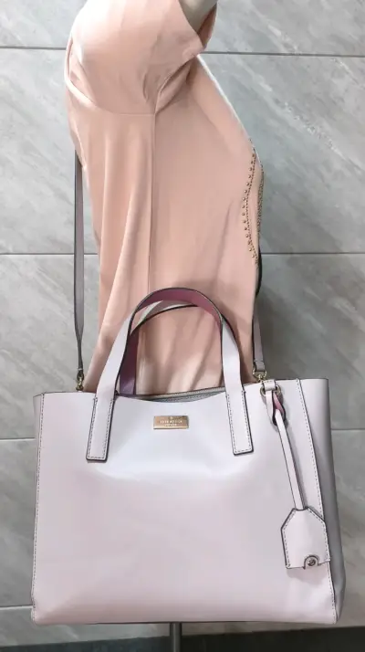 Cartera Kate Spade, lila pastel, excelente estado. - miniatura 2
