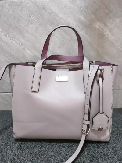 Cartera Kate Spade, lila pastel, excelente estado. - miniatura 3