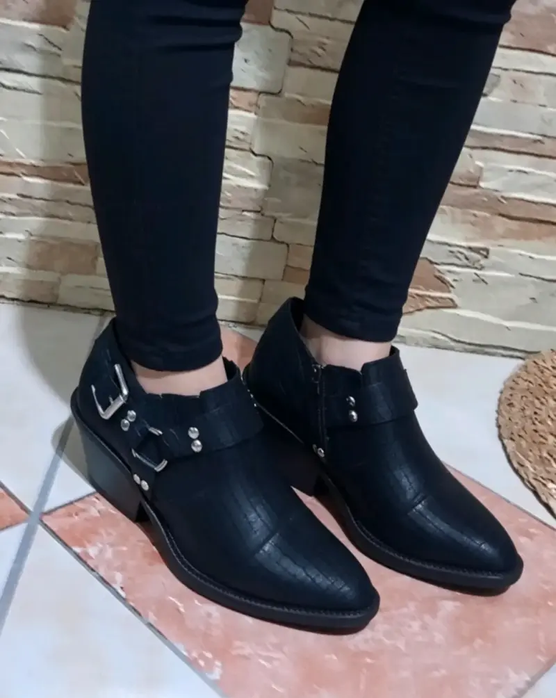 Botines negros con hebillas - 1