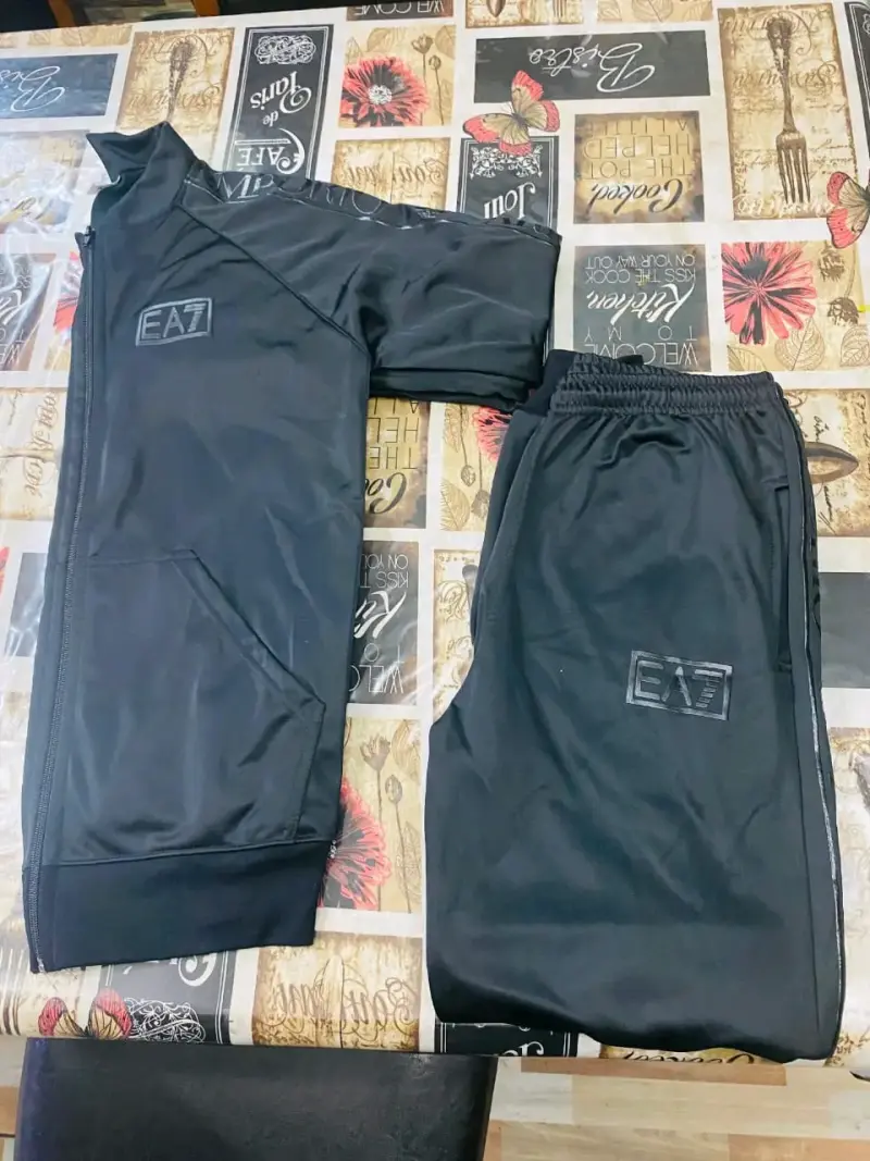 Conjunto deportivo negro EA7